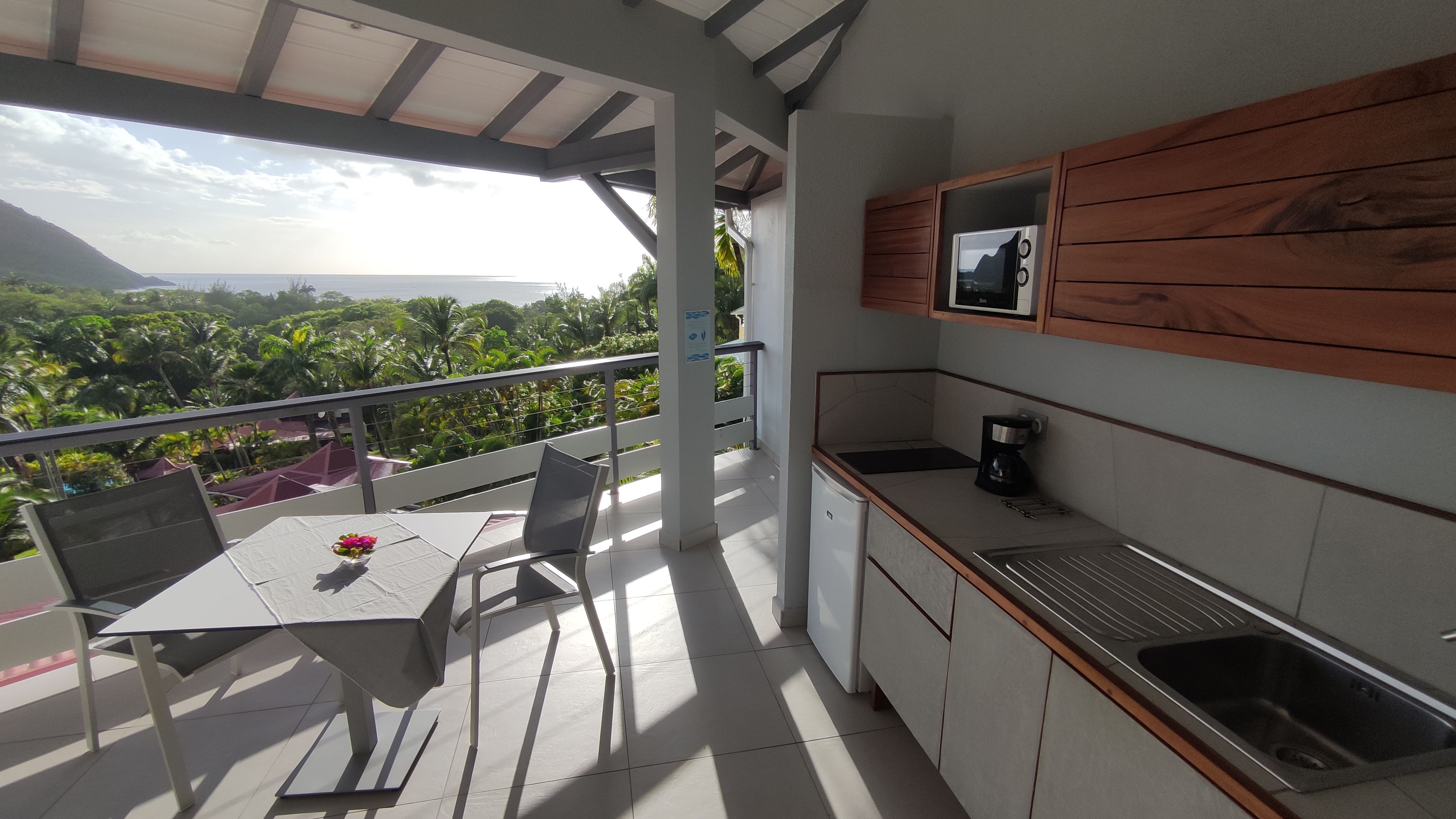 La terrasse avec la cuisine et une vue sur la mer